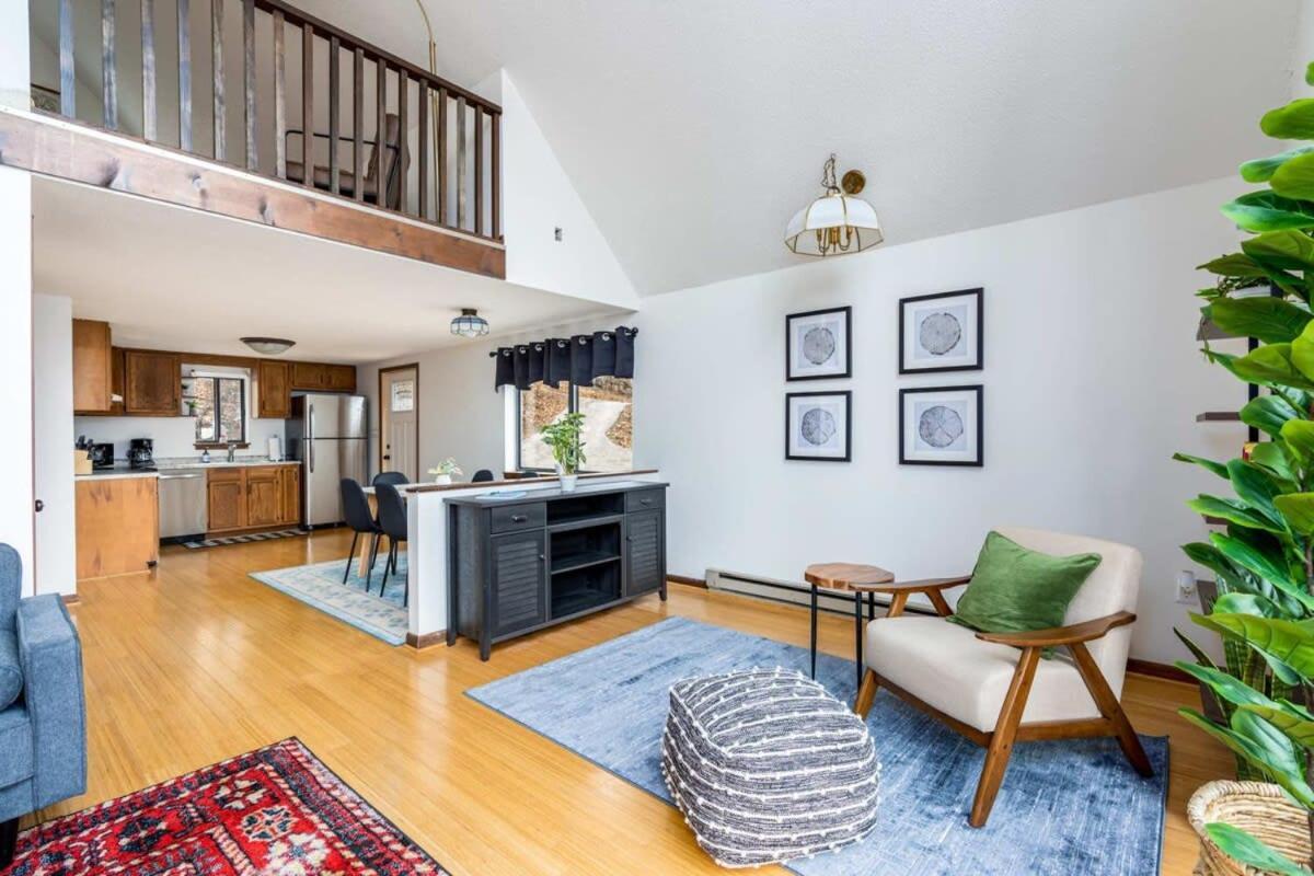 Modern Chalet Cabin W Hot Tub, Deck&Grill, & Wifi! Inwood Exterior photo