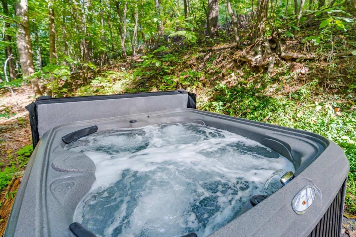 Modern Chalet Cabin W Hot Tub, Deck&Grill, & Wifi! Inwood Exterior photo
