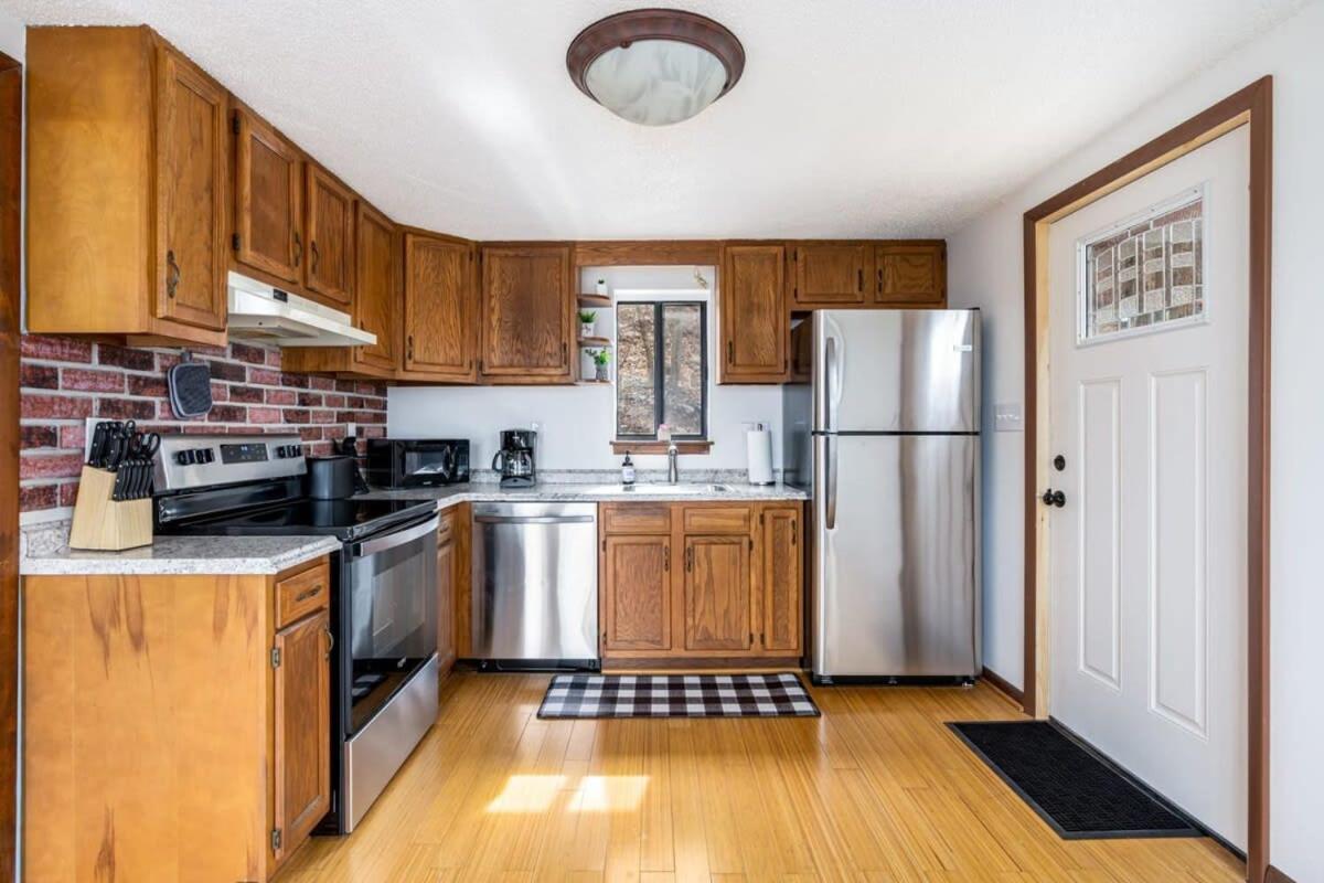 Modern Chalet Cabin W Hot Tub, Deck&Grill, & Wifi! Inwood Exterior photo