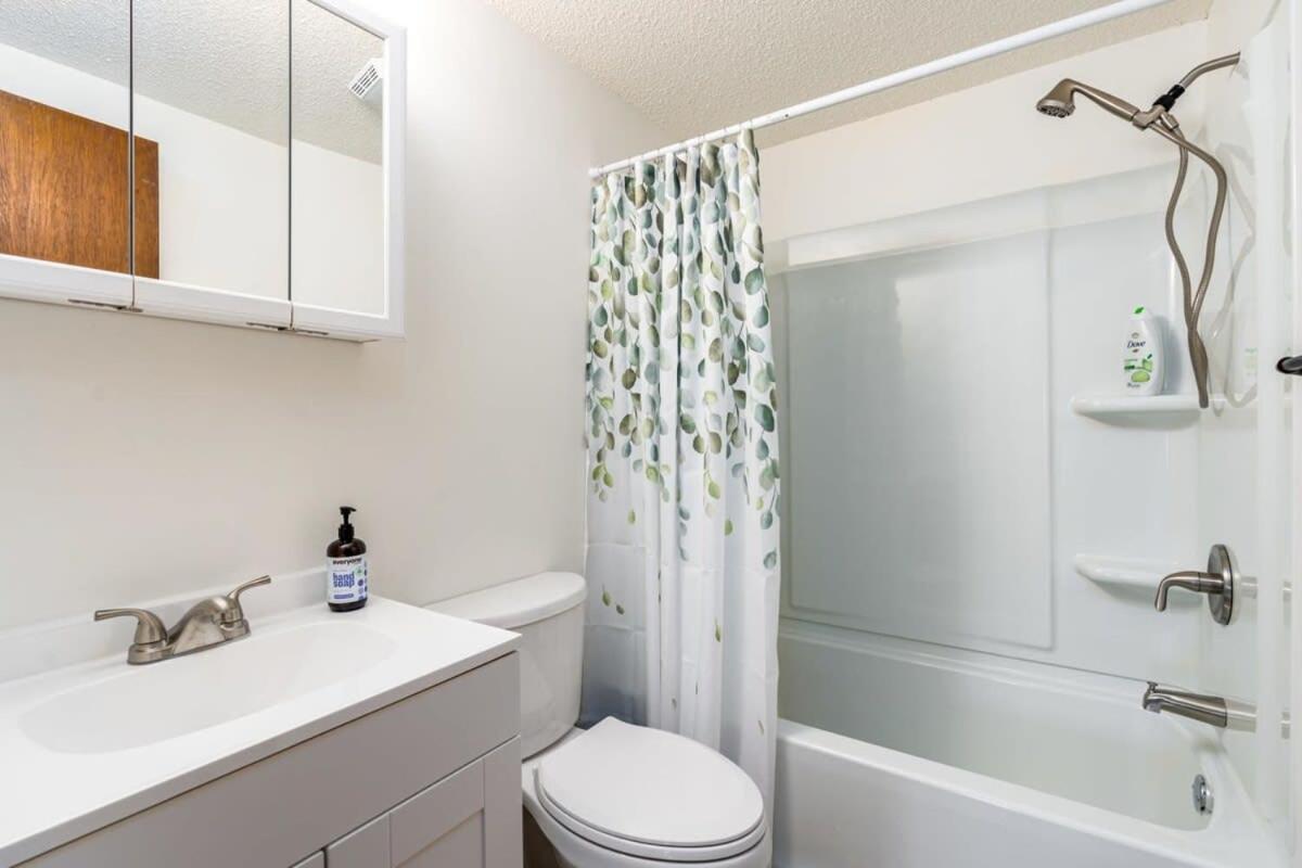 Modern Chalet Cabin W Hot Tub, Deck&Grill, & Wifi! Inwood Exterior photo