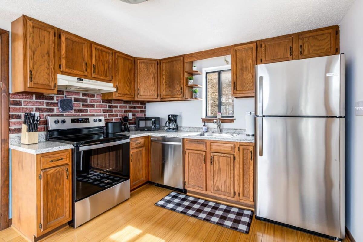 Modern Chalet Cabin W Hot Tub, Deck&Grill, & Wifi! Inwood Exterior photo