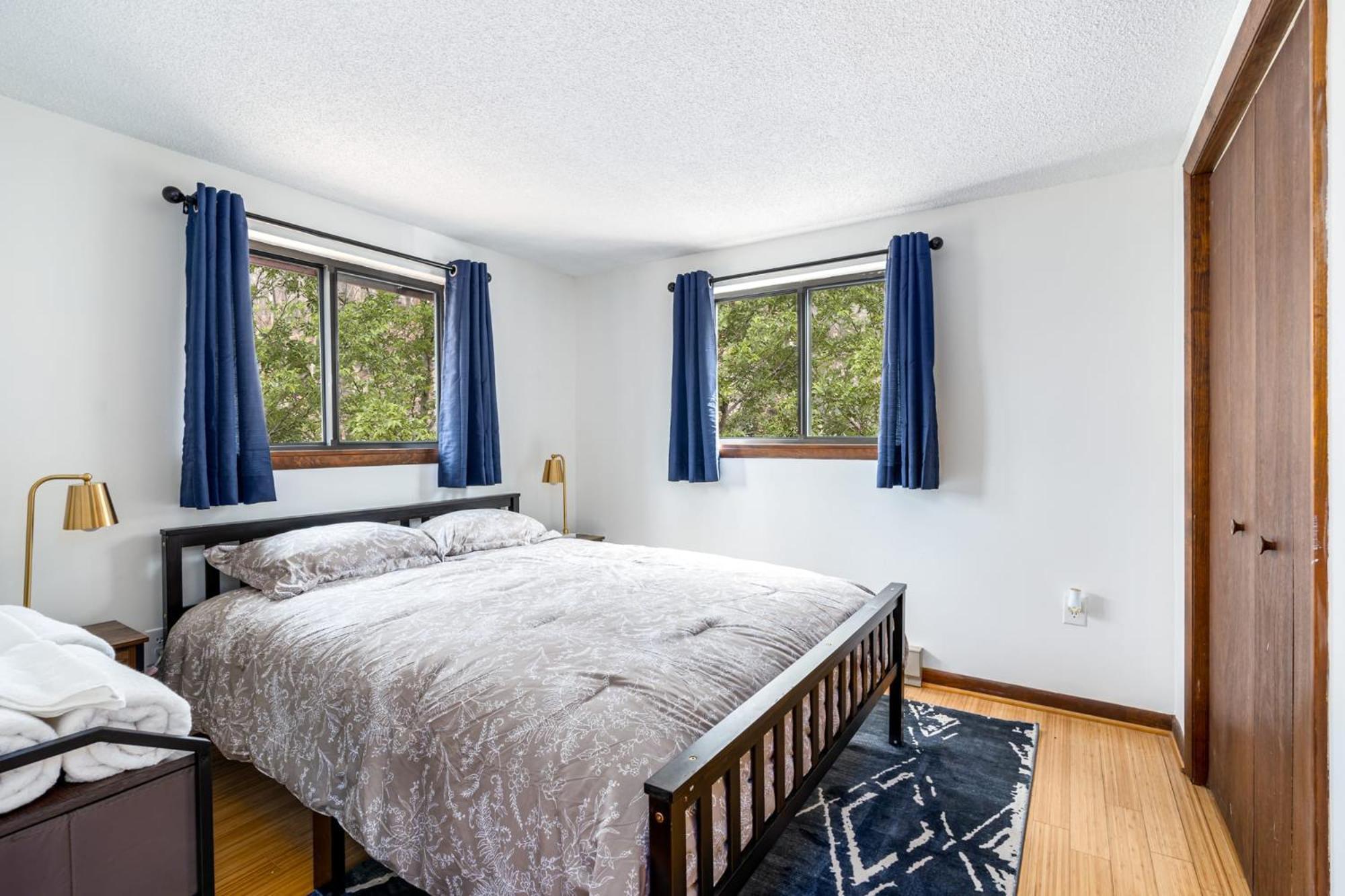 Modern Chalet Cabin W Hot Tub, Deck&Grill, & Wifi! Inwood Exterior photo
