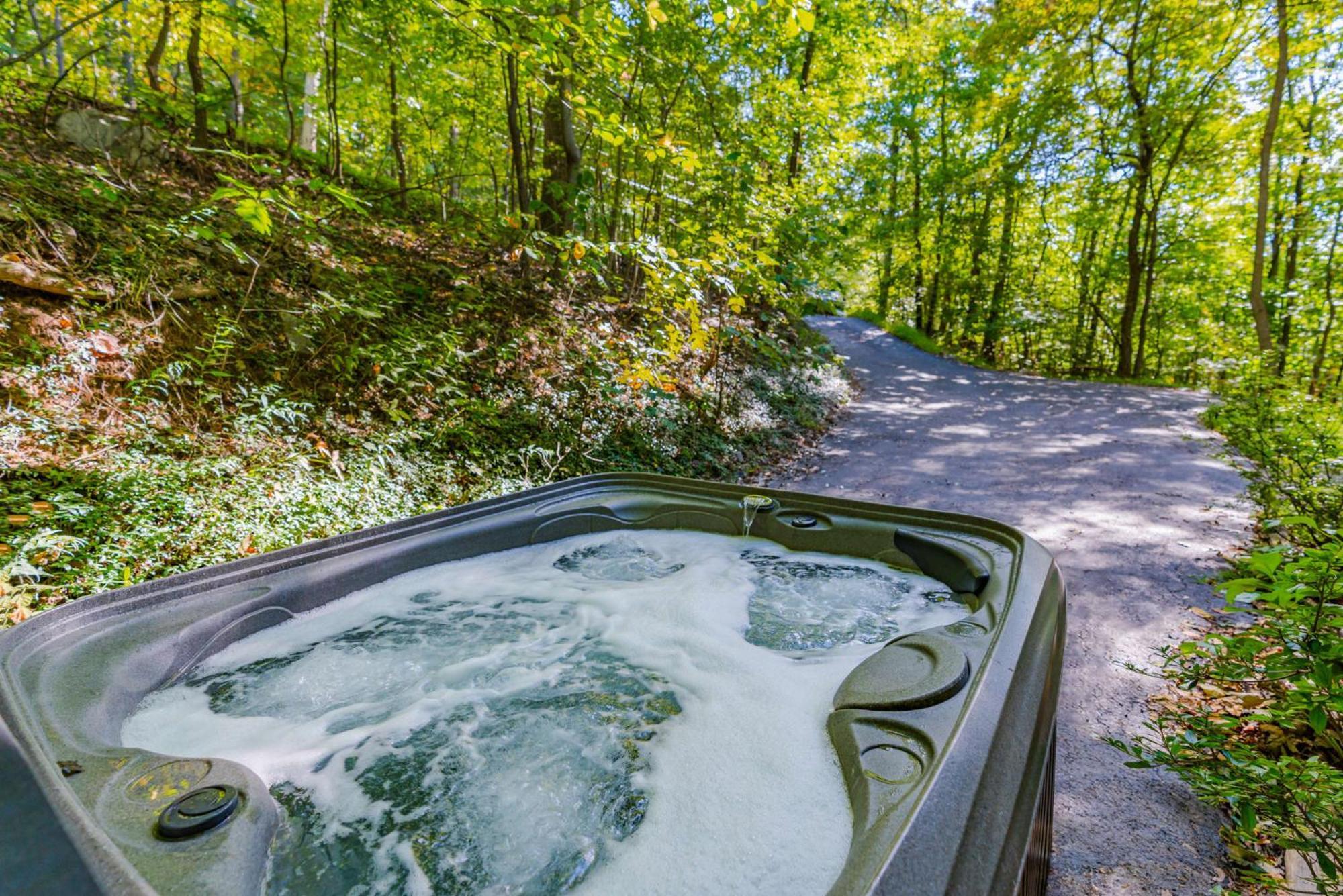 Modern Chalet Cabin W Hot Tub, Deck&Grill, & Wifi! Inwood Exterior photo