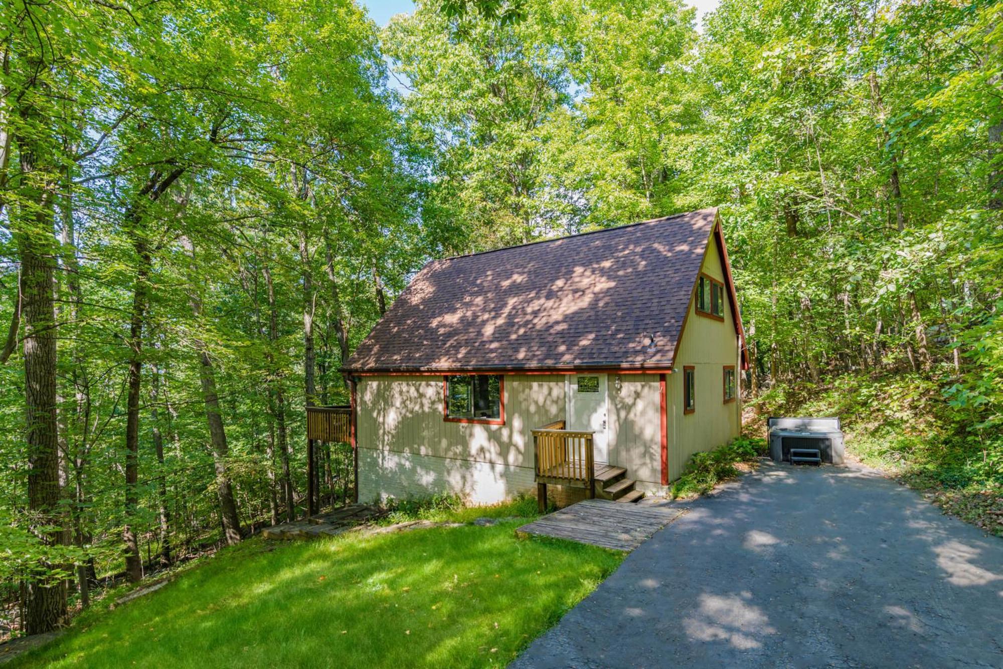 Modern Chalet Cabin W Hot Tub, Deck&Grill, & Wifi! Inwood Exterior photo
